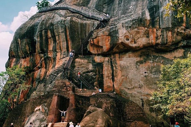 05 Days Glimpse Of Sri Lanka - Sigiriya Lion Rock: climbing the steps of King Kasyapa