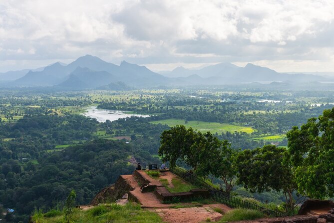 09 Days in Sri lanka - Major Attractions - Kandy to Ella by train: the hill country moment you can feel