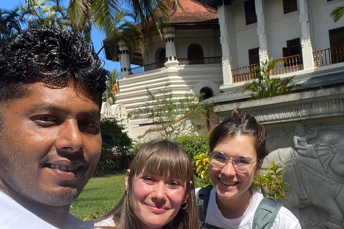 10 Days Sri Lanka Tour with Sujeewa - Day 6: Tea country at Damro Labookellie and multi-religious Ambuluwawa