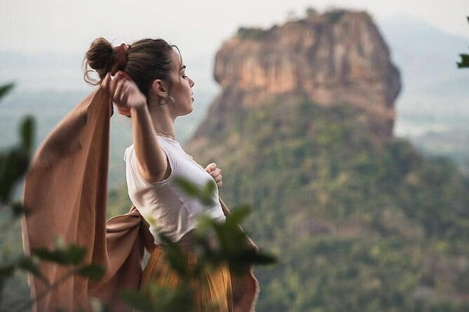 5 Days Sri Lanka Tour package - Day 1 in Kandy: Sacred Tooth Relic Temple and the Fire-Walking Dance Night