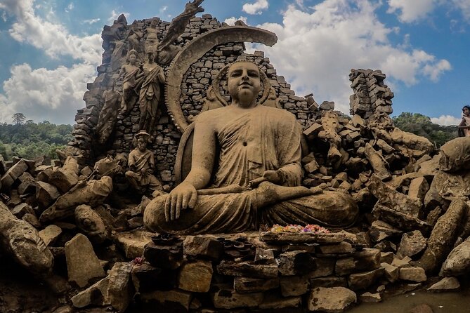 5 Days Tour In Sri Lanka - Day 4 Kandy: Sacred Tooth Relic, lake views, and Peradeniya’s 4,000+ plant world