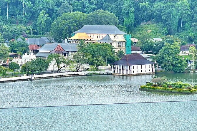 6Days Hill country Private Tour in Sri Lanka - Kandy and the Temple of the Tooth, plus lakeside time
