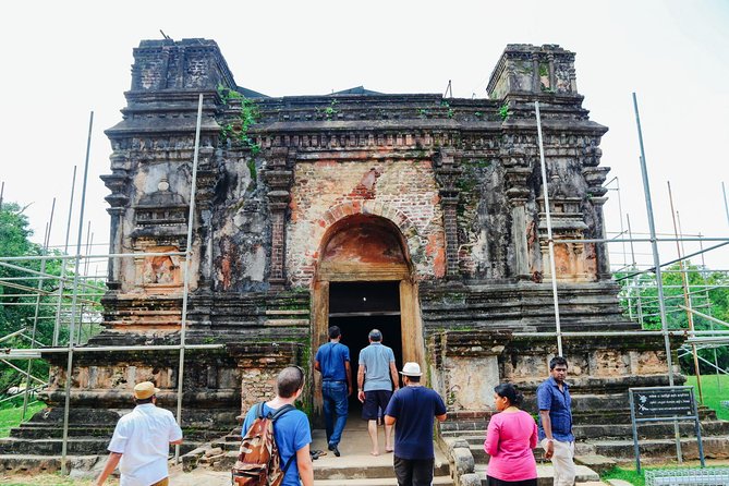 7-Day Culture and Heritage tour of Sri Lanka - Day 1: Arrival in Colombo, Then Kandy and a Gentle Start