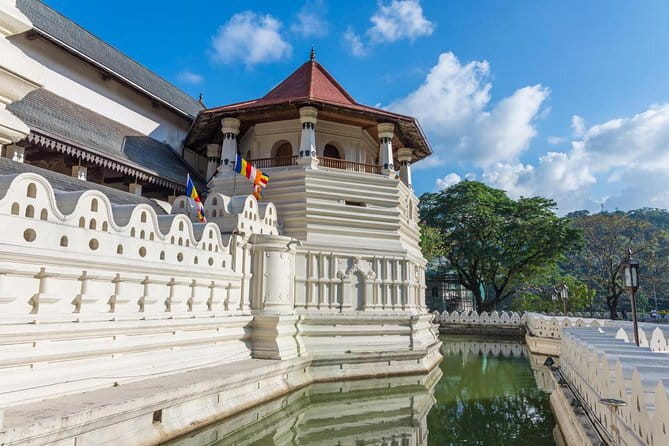 8 Days Tour Sri Lanka (Hotels, Breakfast, Dinner & Luxury Car) - Kandy in One Day: Temple of the Tooth, Kandy Lake, and Peradeniya Gardens