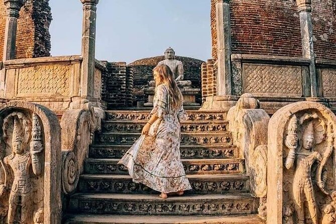 All-Inclusive Private tour in Sri Lankan Island 9 Day HB hotels - Peradeniya gardens, Ambuluwawa Tower, and tea-country cooler air