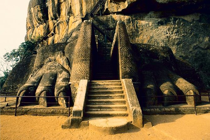 All Inclusive Sigiriya and Dambulla Day Tour from Colombo - The rice and curry lunch: the part that keeps the day grounded