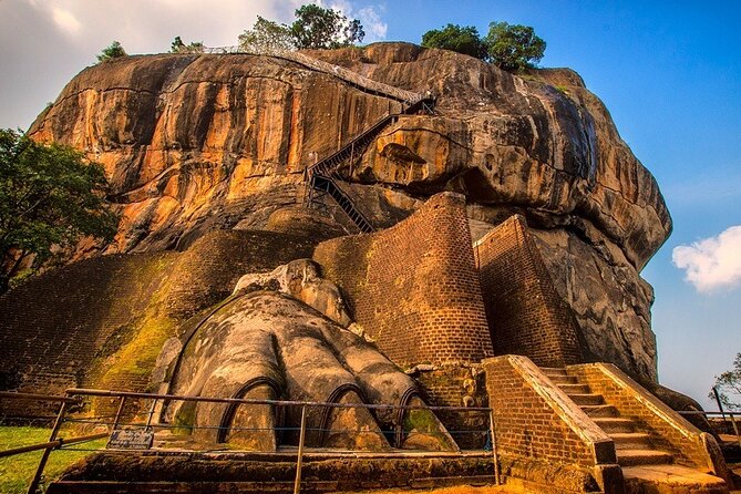 All-inclusive Sigiriya, Dambulla and Wildlife Safari from Colombo - Oakray Woodcarvings: traditional techniques you can actually picture