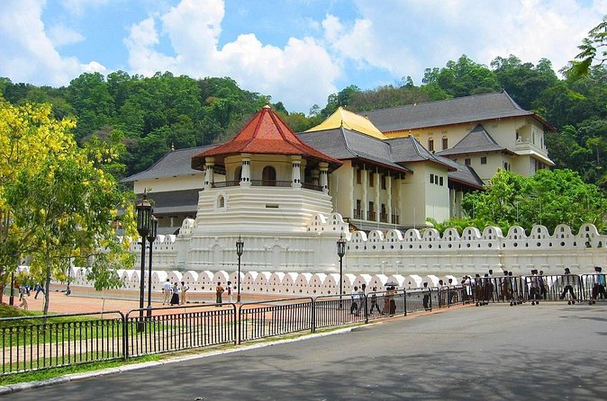 Colombo Airport to Kandy Taxi - Who should book this transfer (and who might skip it)