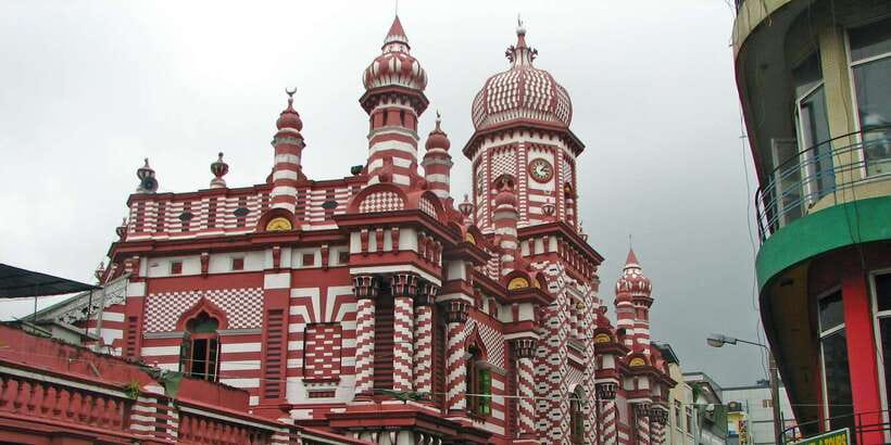 Colombo: All-Inclusive Morning & Afternoon Private City Tour - Gangaramaya Temple: worship, water, and a compact museum feel