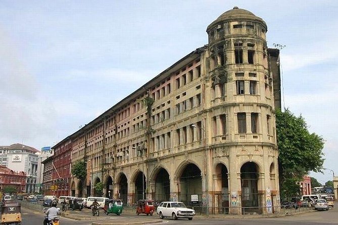 Colombo City Tour by Car – Private & All-Inclusive - Galle Face Green and Colombo’s Waterfront Mood