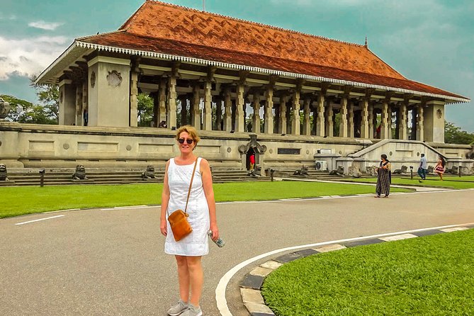 Colombo City Tour from Colombo Seaport - Gangaramaya Temple (Vihara): murals, carvings, and an on-site museum