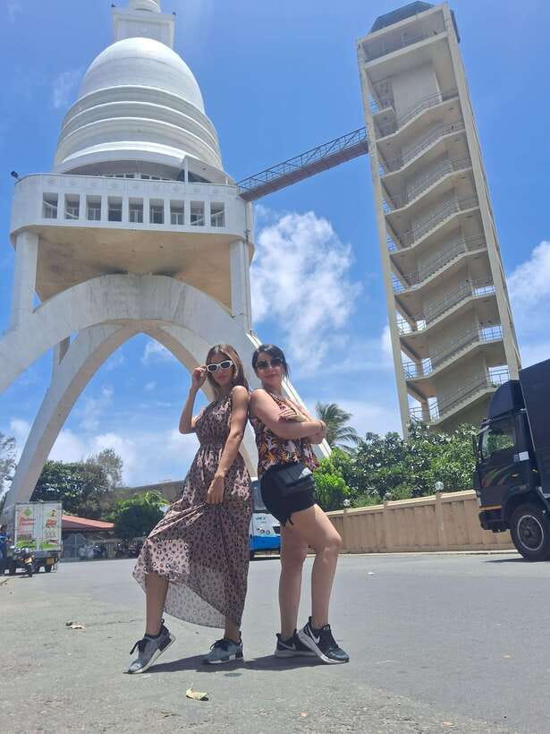 Colombo: Local Guide with Colombo City Tour by Tuk Tuk - Independence Memorial Hall and the Red Mosque contrast