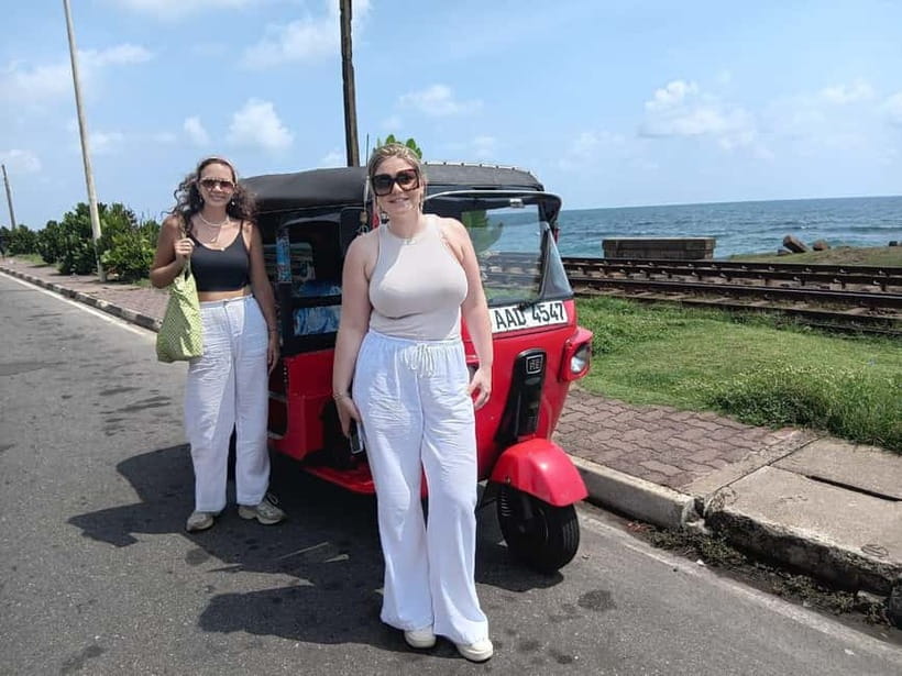 Colombo: Private City Tour with Local Food Tour by Tuk-Tuk - Pickup and the First Food Moment at Galle Face Green