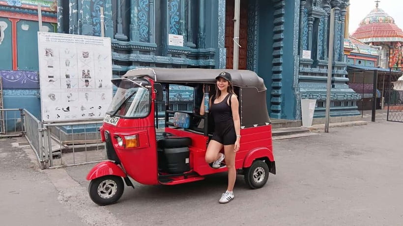 Colombo Private Guided City Tour by Tuk Tuk - All Inclusive - The Religious Side of Colombo: Gangaramaya Temple