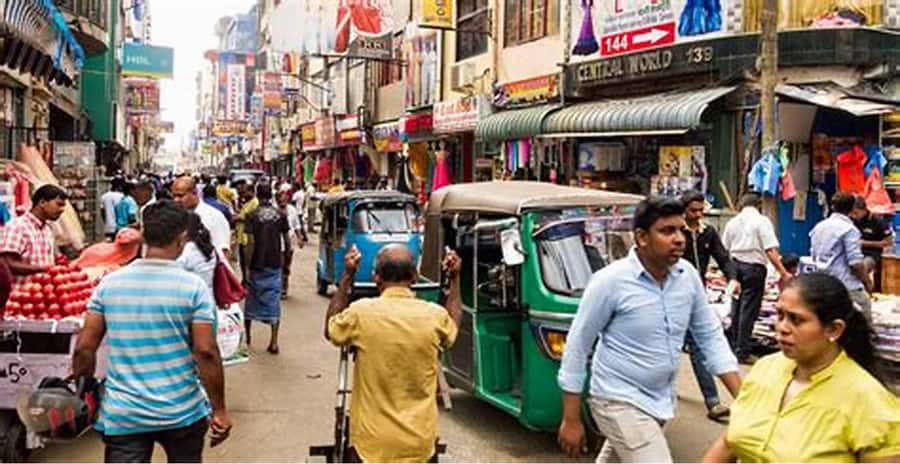 Colombo: Private Guided Tour of the City by Tuk-Tuk - Gangaramaya Temple facing Beira Lake: the calm center in a loud city