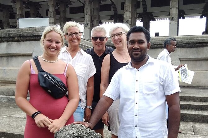 Colombo Sightseeing City Tour by Tuk-Tuk with Guide - Starting with Gangaramaya Temple: big Buddhist details, quick but meaningful