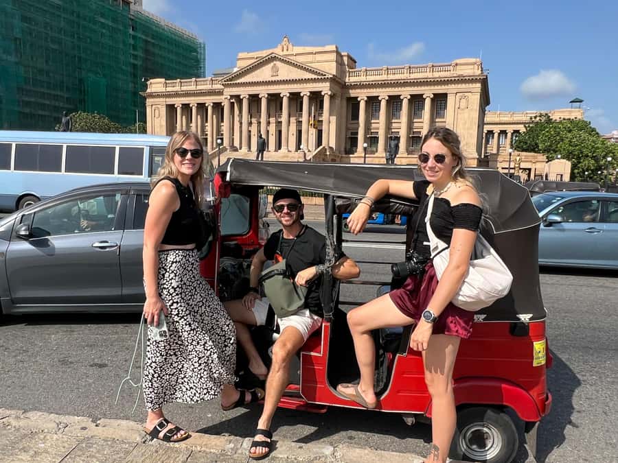 Colombo Sightseeing Tour by Tuk Tuk - All Inclusive - Gangaramaya Temple and Sri Kailawasanathan Swami: Big Faith, Big Craft