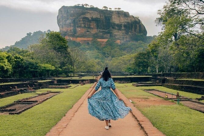 Colombo to Kandy Shuttle with Dambulla Sightseeing Tour - Pelvehera cultural village: lunch, local life, and a lake boat pause