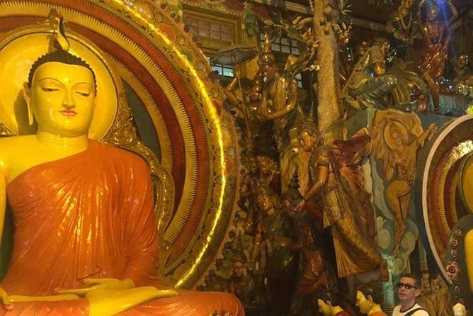 Colombo TUK TUK CITY Tours -Sightseeing Entry Fees - Town Hall, Victoria Park, and Independence Memorial Hall: going from city noise to open air