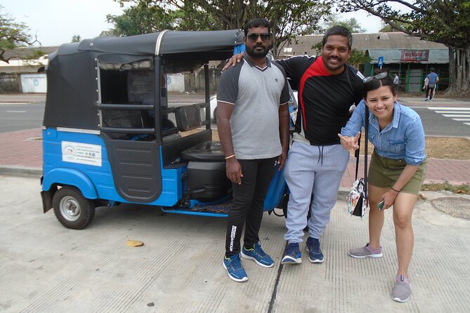 Explore Colombo by Tuk Tuk – All Entry Fees Included - Temple stops that show Colombo’s faith side: Gangaramaya and Ponnambalam Kovil