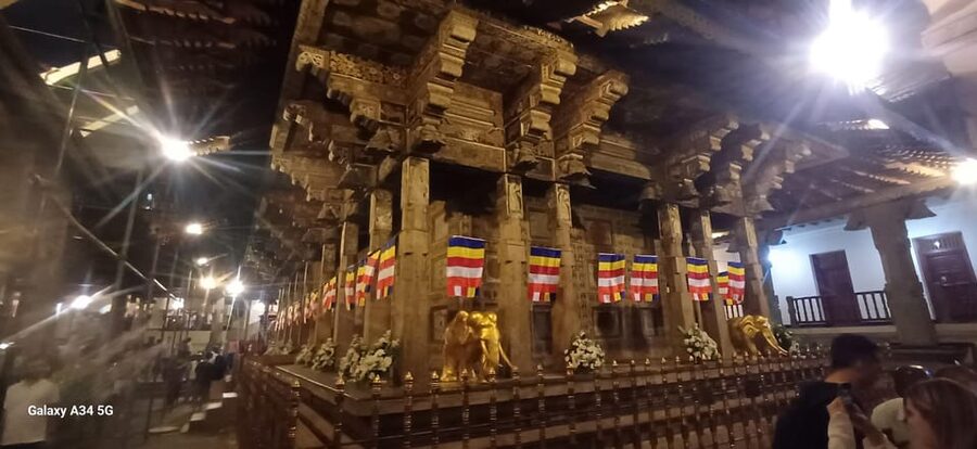 From Colombo: Kandy Temple of Tooth & Elephant Orphanage - Kandy Market, street snacks, crafts, and a dance show