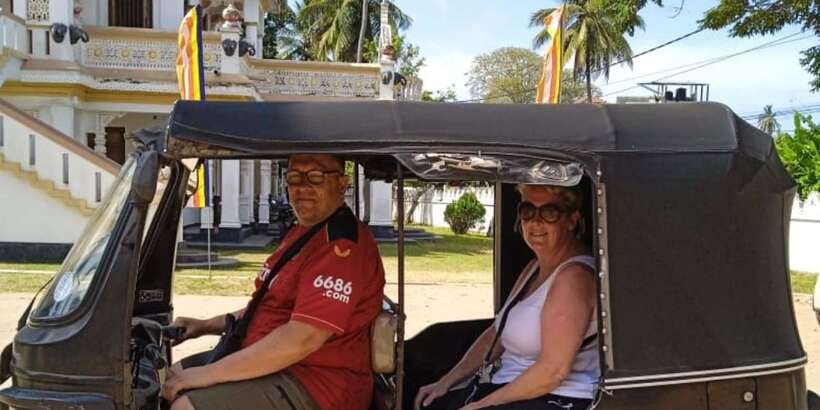 From Negombo: City Tour & Fishing Village Tour by Tuk-Tuk - St. Mary’s Church and Sri Singama Kali Amman Kovil: two faiths, one street-level view