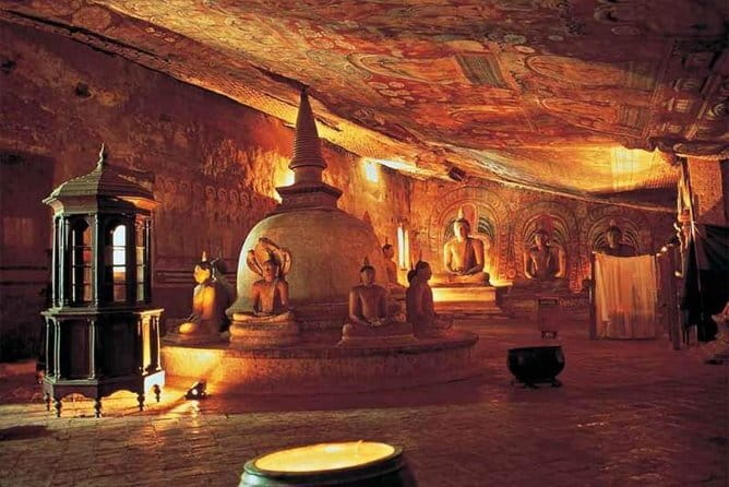 Golden Sri Lanka - 8 Days - Kandy: temples, a city walk, gardens, and craft stops
