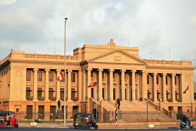 Half Day City Tour of Colombo - BMICH and Lighthouse Galley: Big Buildings and a Colonial-Era Viewpoint
