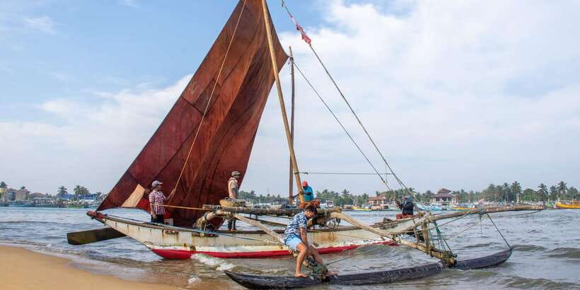 Negombo: Catamaran Sailing with Traditional Fishermen - Blue Lagoon Launch: Watching Huge Sails Go Up