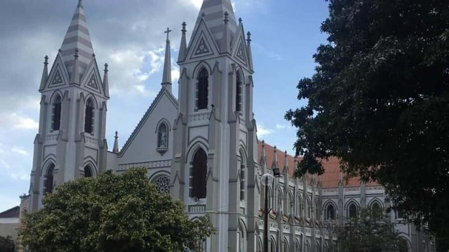Negombo Private Tour: Market, Temples & Canal - Sri Singama Kali Amman Kovil and St. Mary’s Church: religion you can compare