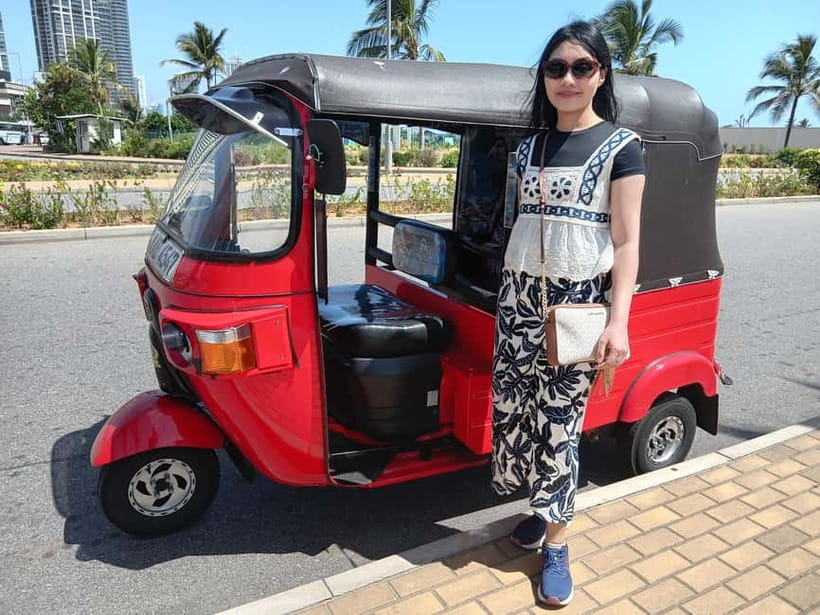 Personal Guided Colombo City Tour by Tuk Tuk - All Inclusive - Red Mosque and Sri Ponnambalam Vanesar Kovil: faith sites with real presence