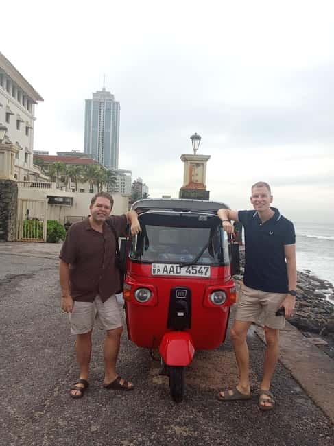 Personal Guided Colombo City Tour by Tuk Tuk - All Inclusive - Gangarama Temple and Beira Lake: a scenic pause between stops