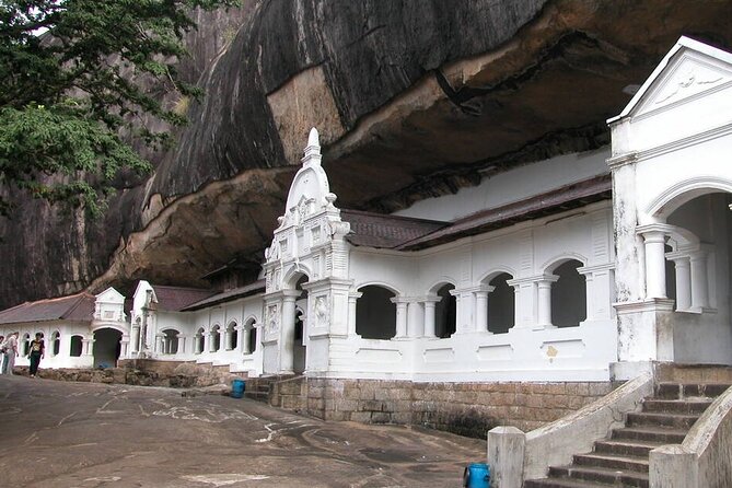 Private Sigiriya Day Tour and Authentic Sri Lankan Lunch Buffet - Stop 4: Oak Ray Woodcarving—buy with your eyes open