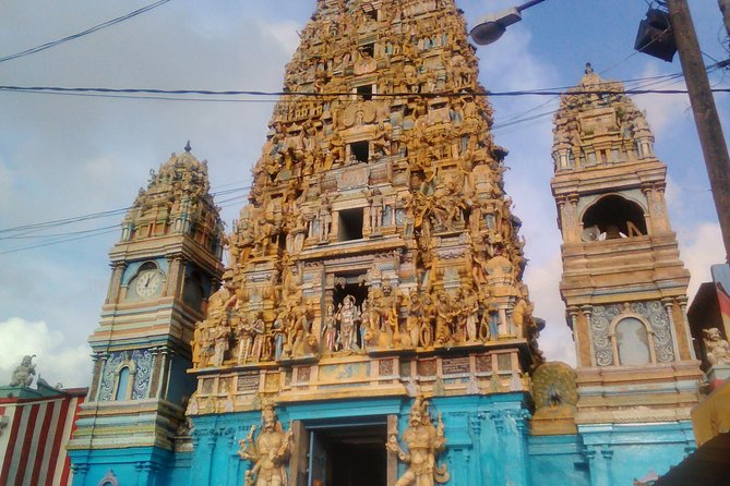 Privet Full-day Sightseeing Tour of Colombo - Stop 1: Gangaramaya (Vihara) Buddhist Temple in One Hour