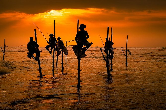 Sri Lanka round tour -7 days with private driver - Colombo day: Pettah market energy, temple calm, museum time, beach break