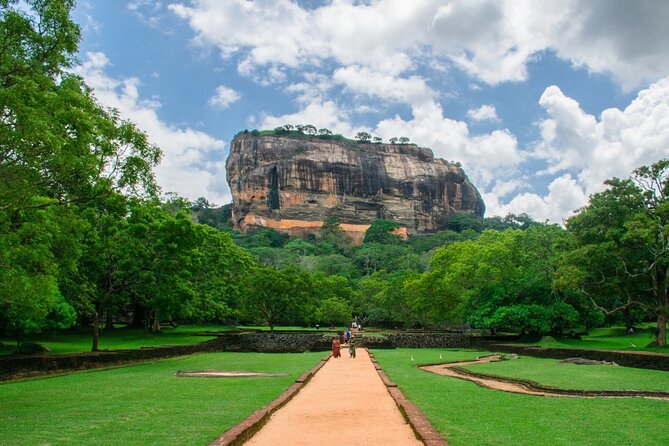 Sri Lanka tour 8 Days with a private driver, hotels, and vehicle - A smooth start from Colombo: airport pickup and the first inland drive