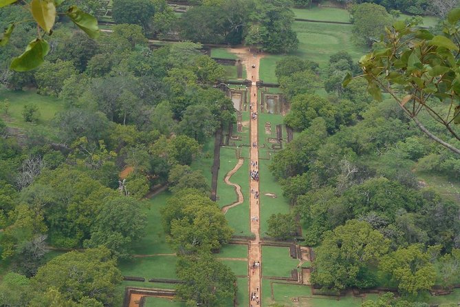 Sri Lanka Tour in 8 Days - Ramboda Waterfall and Nuwara Eliya tea country: a high-altitude reset