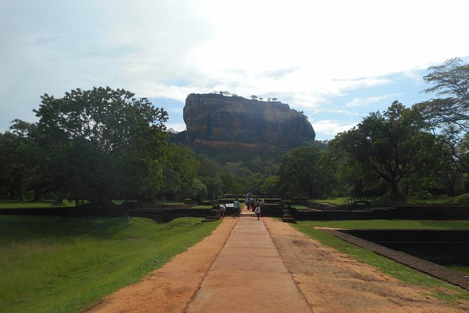 Sri Lanka Tour in 8 Days - Ella by train from Nanu Oya, plus viewpoints like Little Adam’s Peak