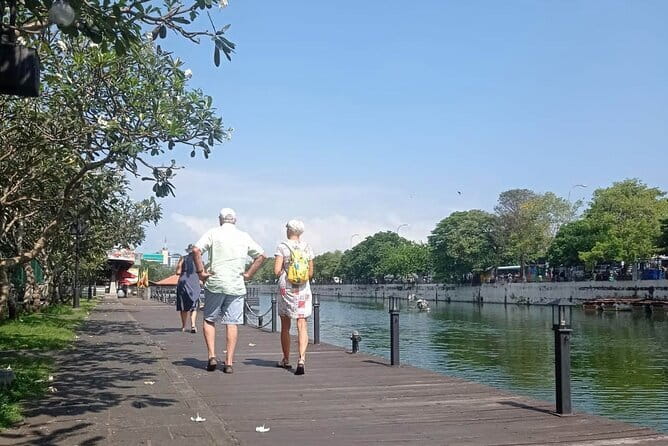 Tuk tuk colombo Sightseeing tour - Viharamahadevi Park: where you slow down for photos and green space